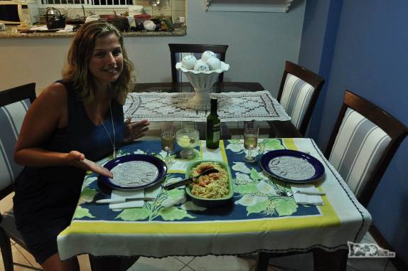 Um delicioso macarrão com molho de camarão, obra-prima da Ana no nosso apartamento (da tia Wal) em Bombas, litoral de Santa Catarina